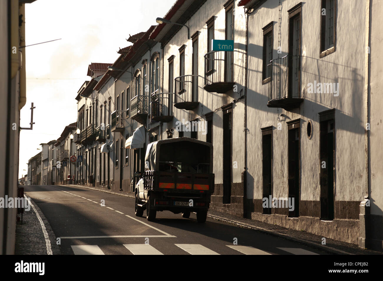 Calle tranquila en la ciudad de Vila Franca do Campo. Isla de Sao Miguel, Azores, Portugal Foto de stock