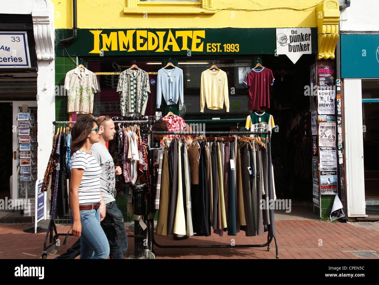La inmediata tienda de ropa venta de ropa de segunda mano en Brighton,  Inglaterra, Reino Unido Fotografía de stock - Alamy