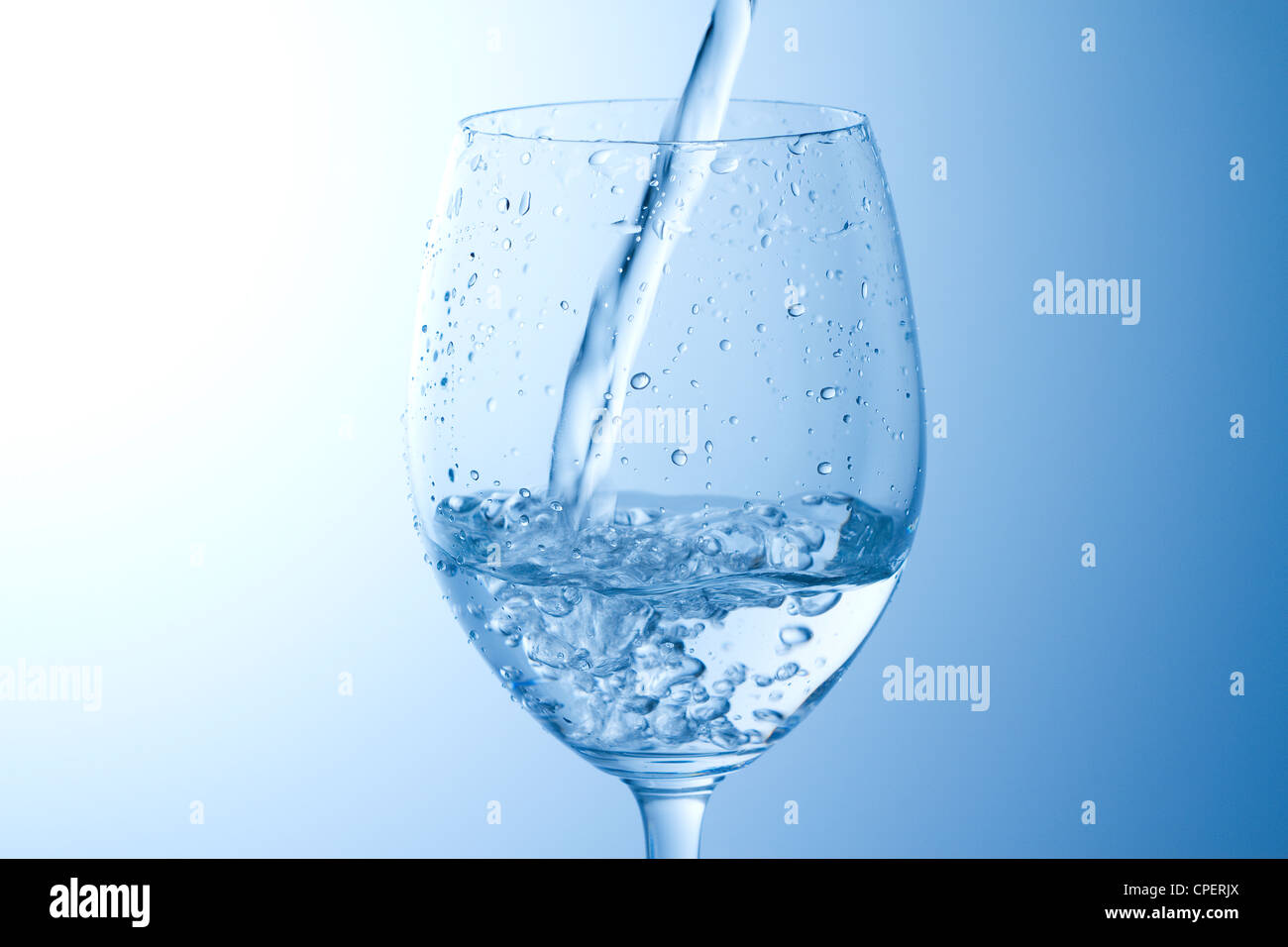 Agua en el vaso para beber Foto de stock