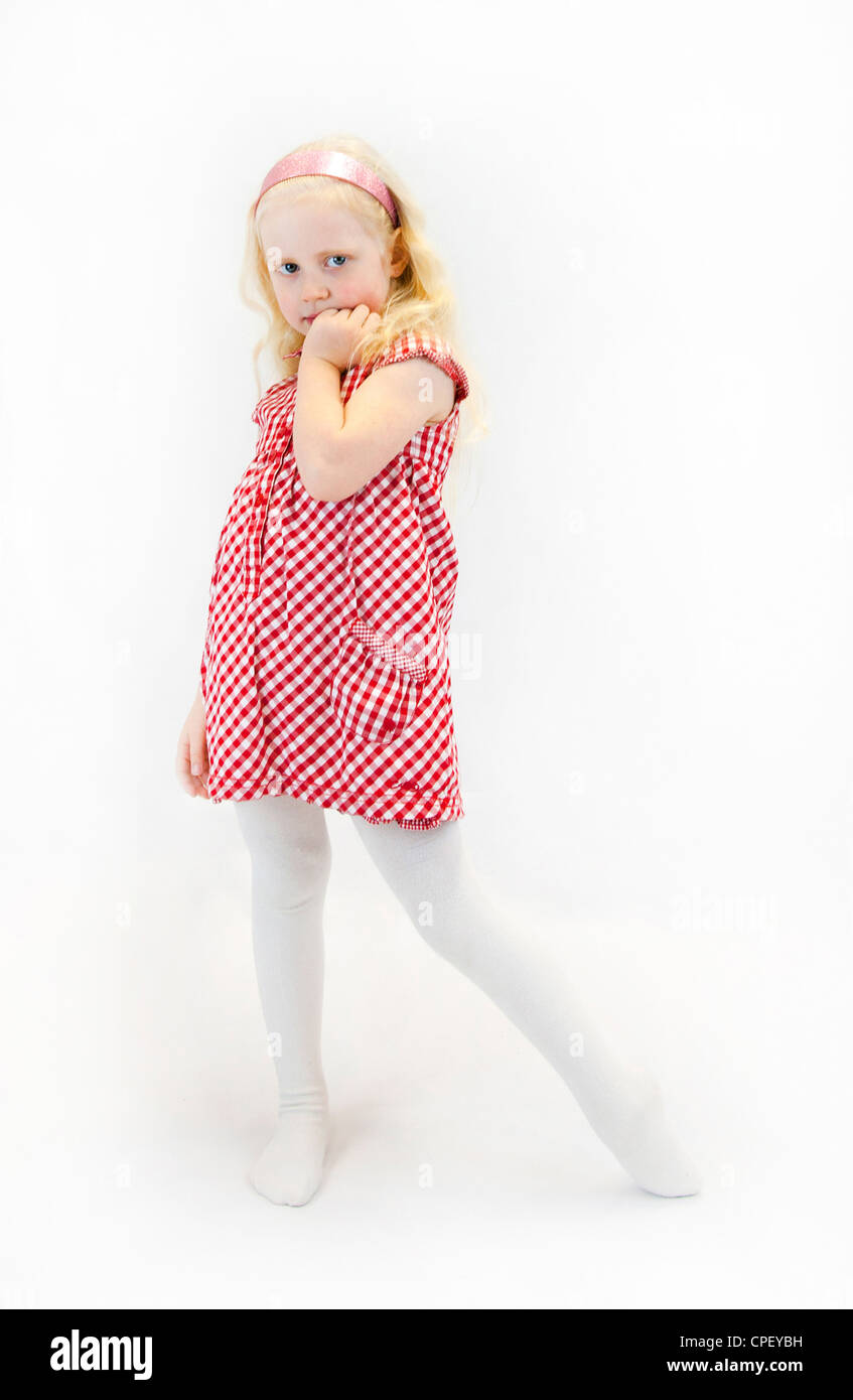 Tímido, niña, vestido rojo, Foto de estudio Fotografía de stock - Alamy