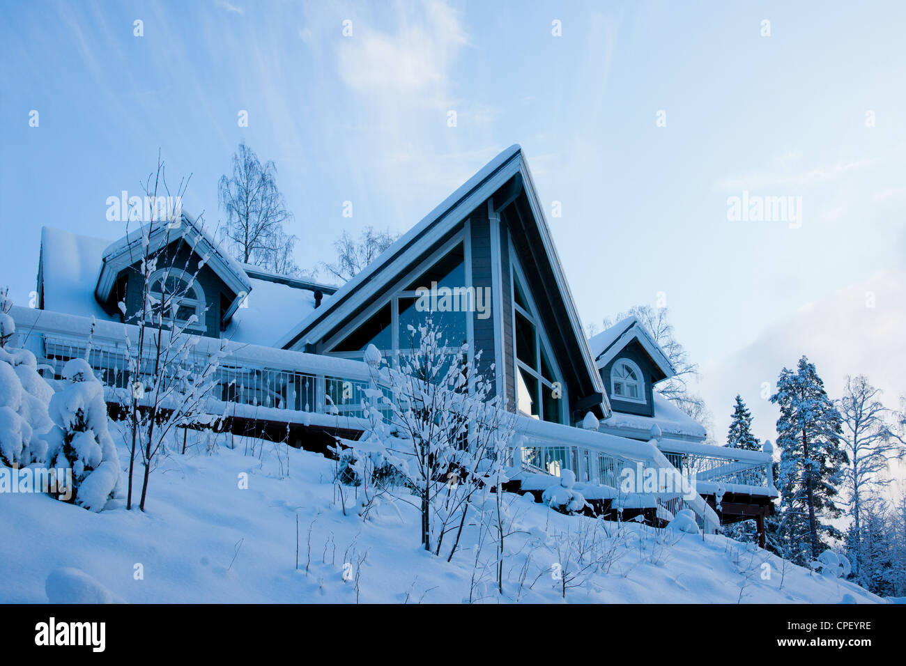 Registro Nuevo Sueño azul casa con un tejado de pizarra, la nieve. Escena de Invierno Foto de stock