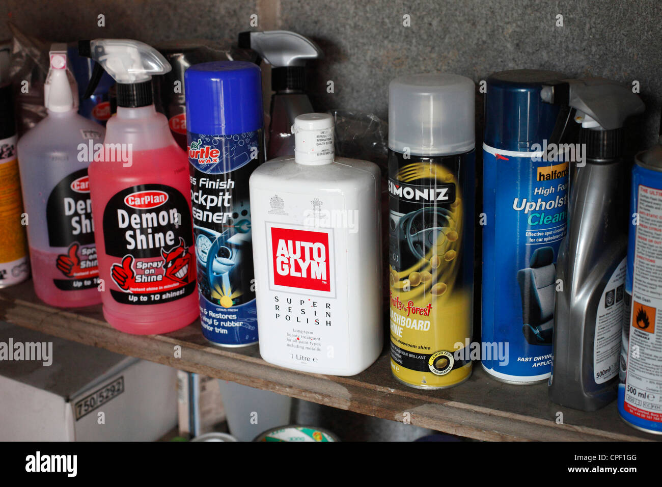 Los productos de limpieza de coche en un garaje Fotografía de