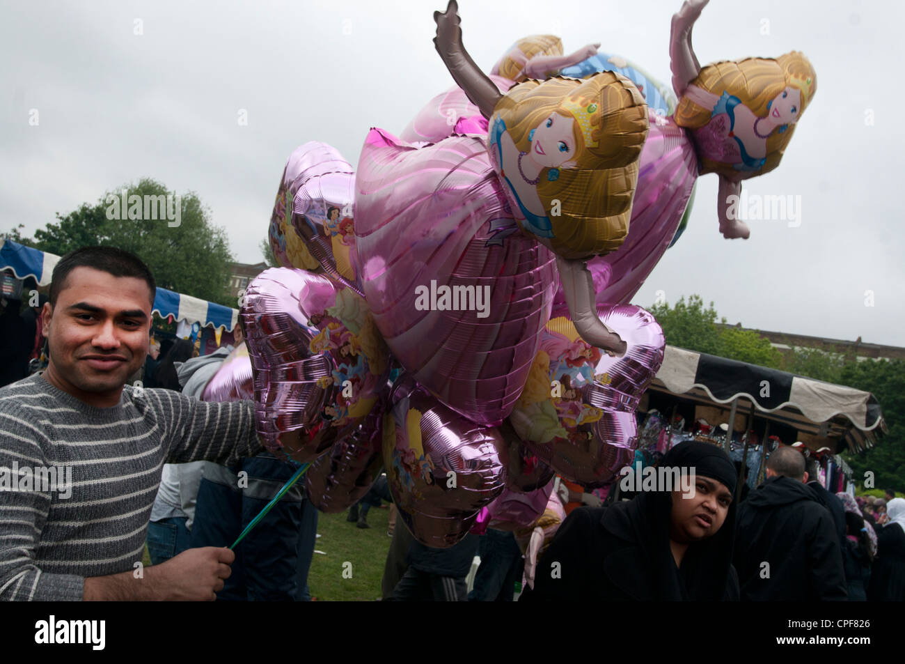 Boishakhi Mela, la celebración de Año Nuevo en Bangladesh. Hombre de Bangladesh venta Cenicienta globos de helio Foto de stock