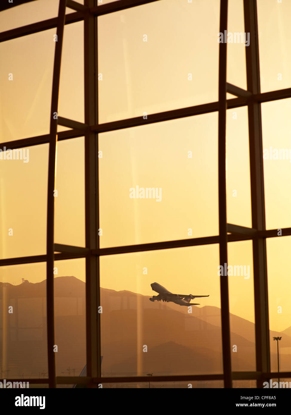 Una vista de la puesta de sol de los aviones despegar en el Aeropuerto Internacional de Hong Kong en la víspera de Año Nuevo. El 31 de diciembre de 2010. Foto de stock