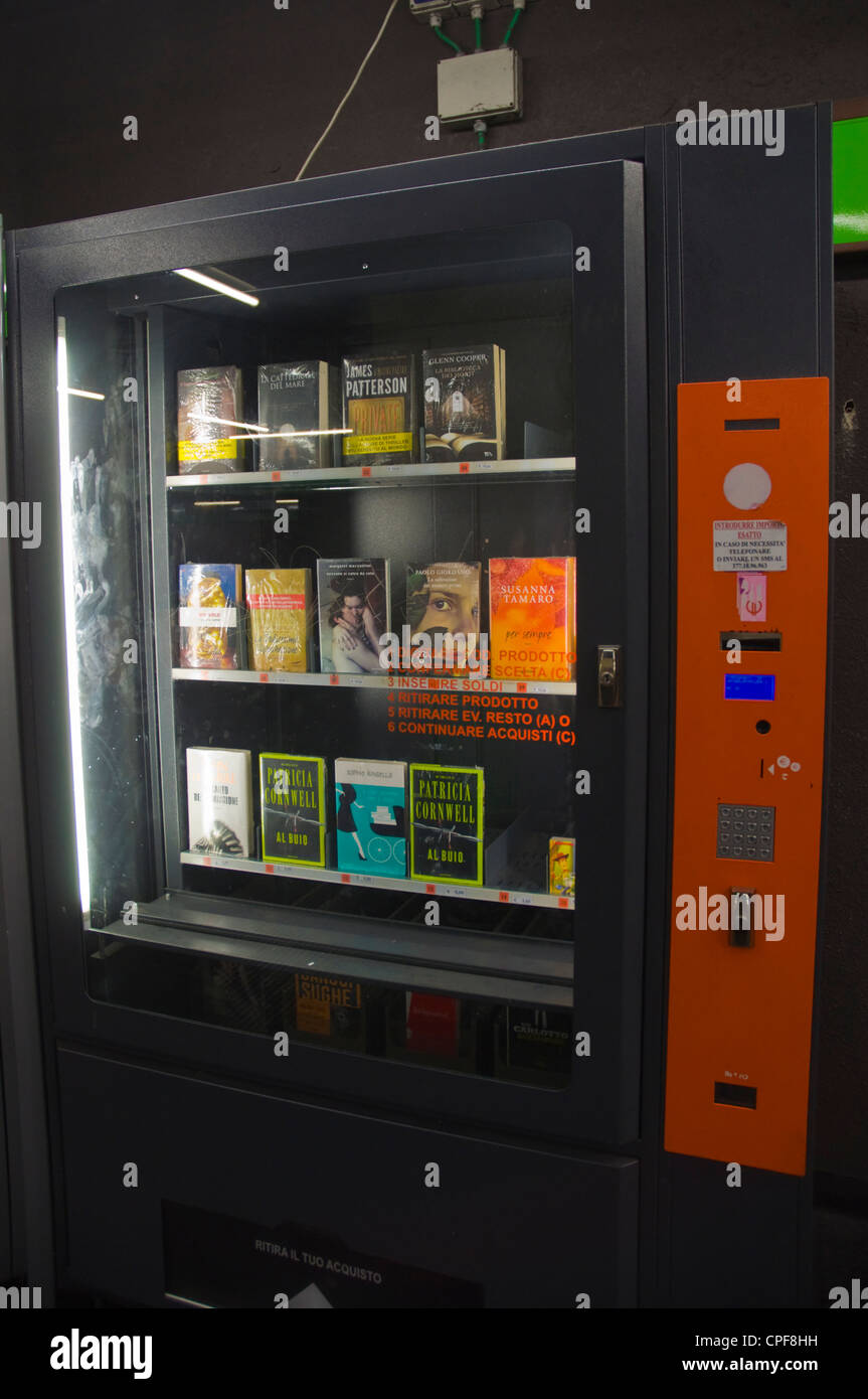 Máquina expendedora de libros en la estación de metro de Milán, región de  Lombardía Italia Europa Fotografía de stock - Alamy
