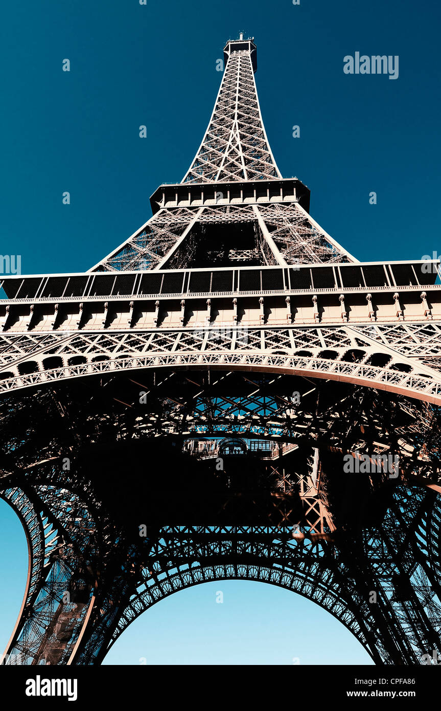 En vista de la Torre Eiffel desde el Champ de Mars (Campo de Marte) Foto de stock