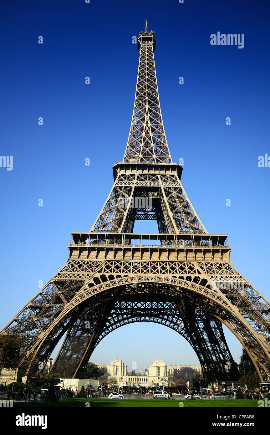 En vista de la Torre Eiffel desde el Champ de Mars (Campo de Marte) Foto de stock