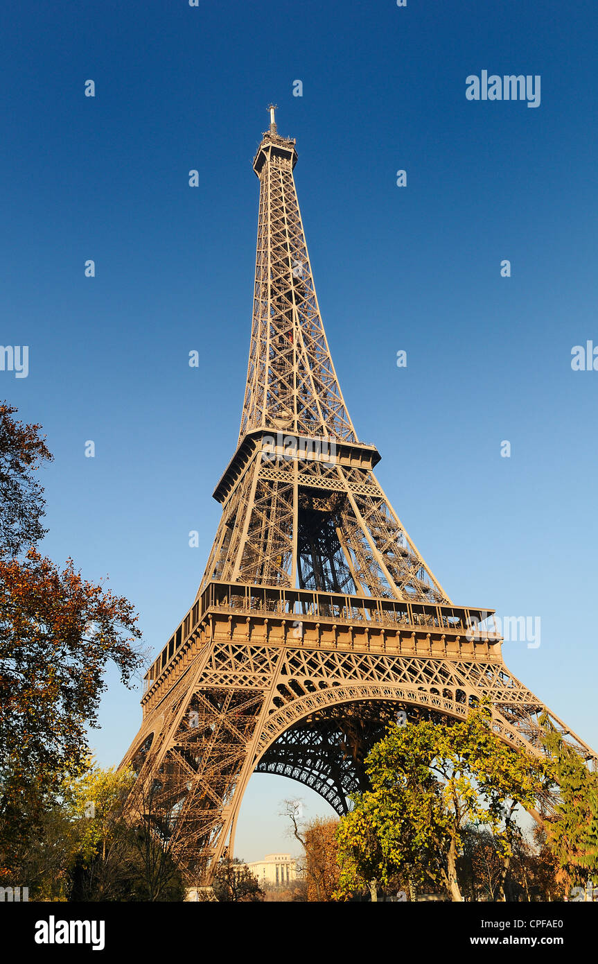 En vista de la Torre Eiffel, Champs de Mars (Campo de Marte) Foto de stock