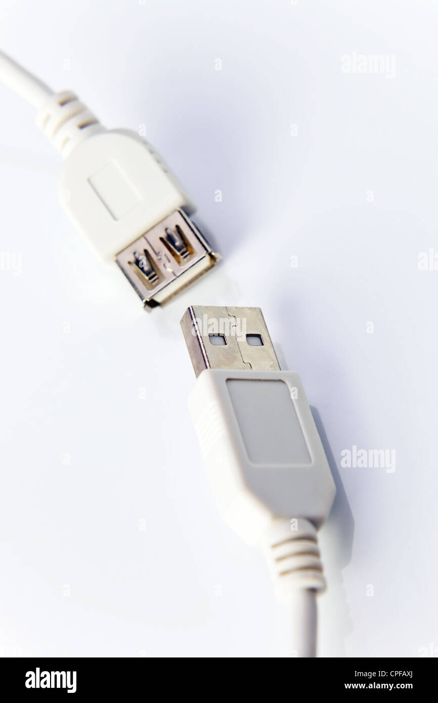 Cable USB en blanco reflectante de fondo . Macro shot , se centran en un centro. Foto de stock
