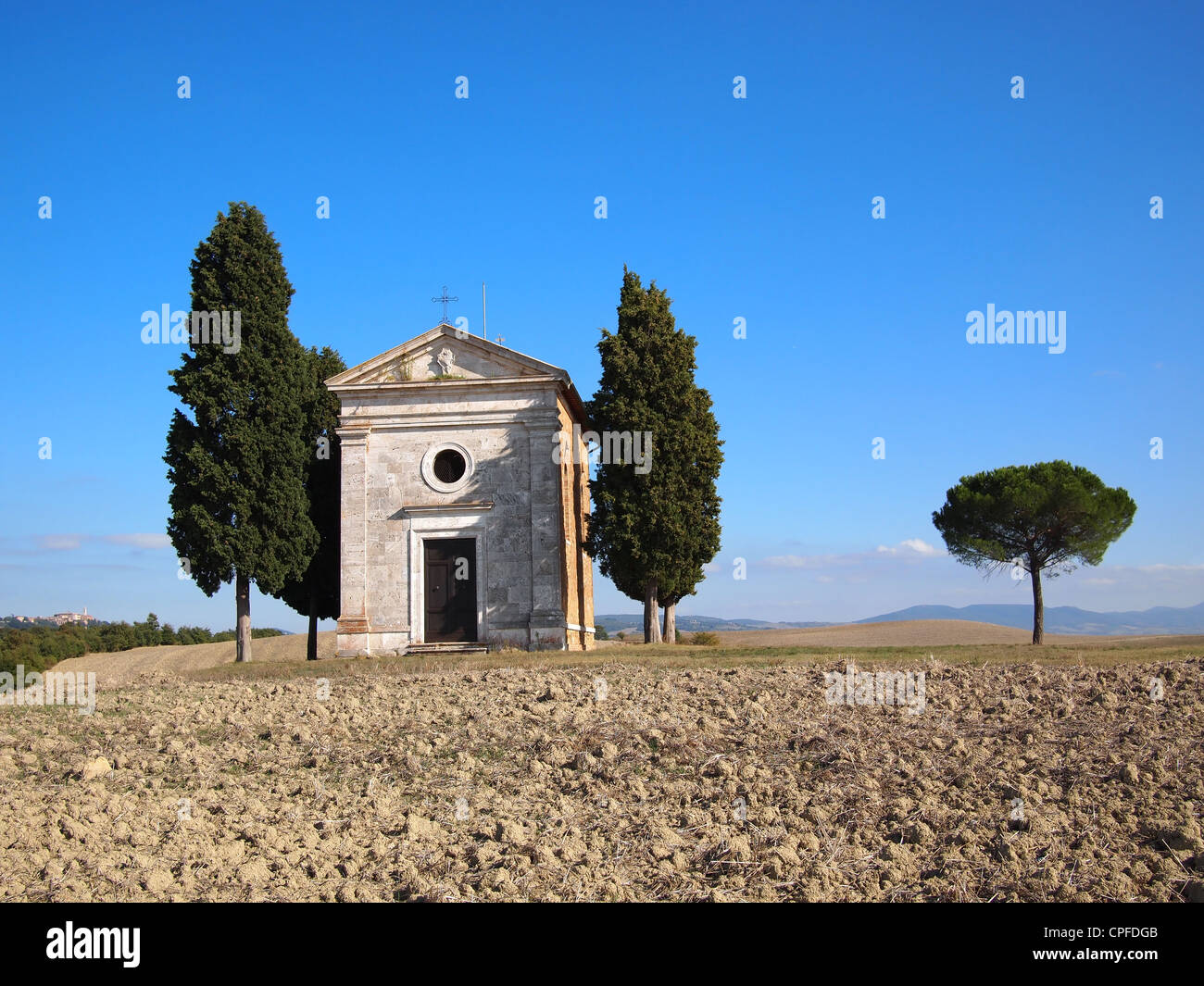 La Cappella di Vitaleta con cipreses entre San Quirico d'Orcia y Pienza en la Val d'Orcia, en la Toscana, Italia. Foto de stock
