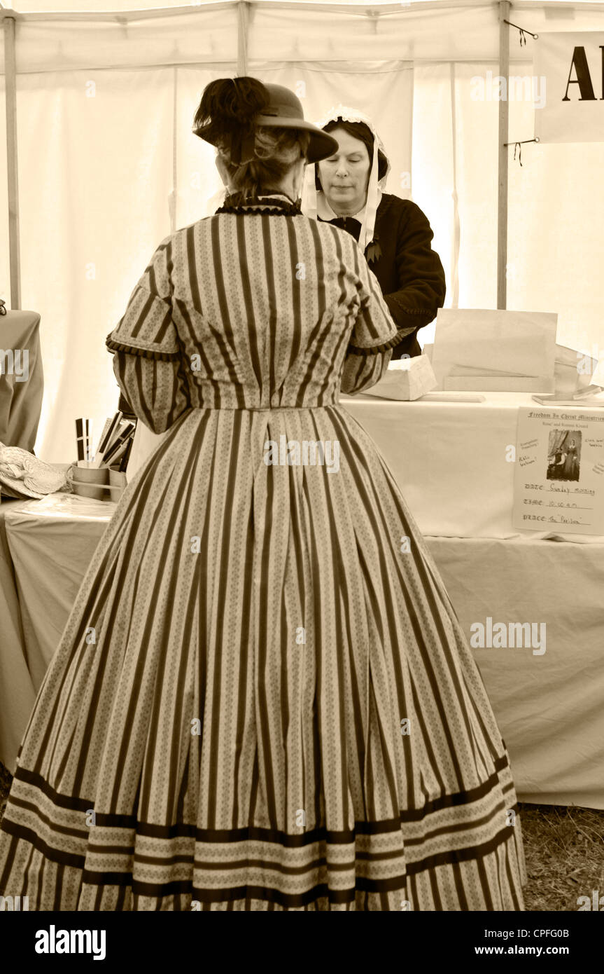 Hervir paridad símbolo Una mujer a la antigua usanza en el siglo 19 comprar ropa, Guerra Civil  recreación , Bensalem, Pennsylvania, EE.UU Fotografía de stock - Alamy