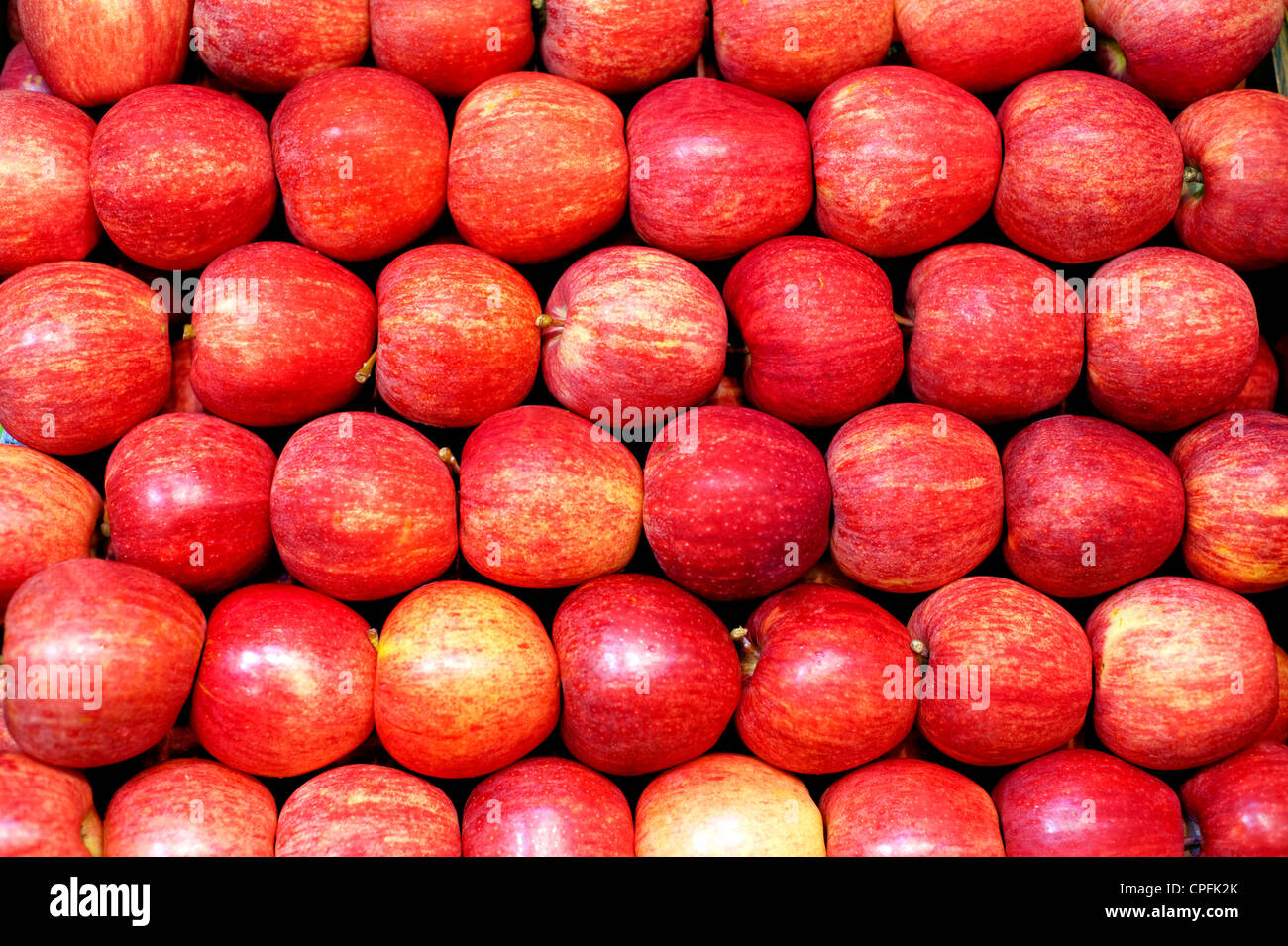 Frescos manzanas apiladas en el mercado del agricultor en un stand campestre I Foto de stock