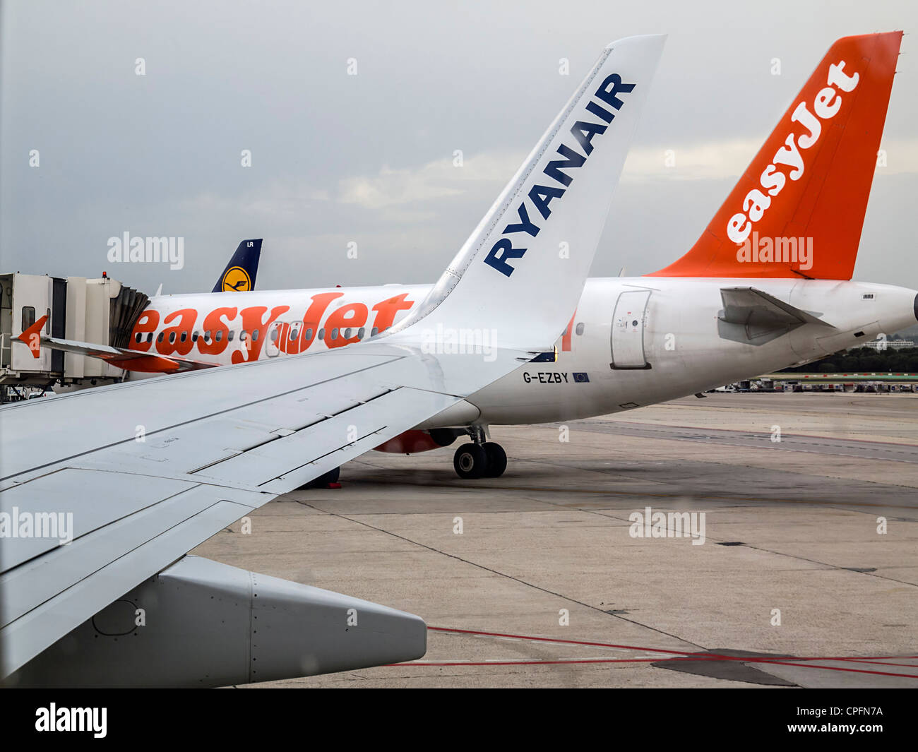 Ryanair y easyJet aviones uno al lado del otro en la pista de aterrizaje Foto de stock
