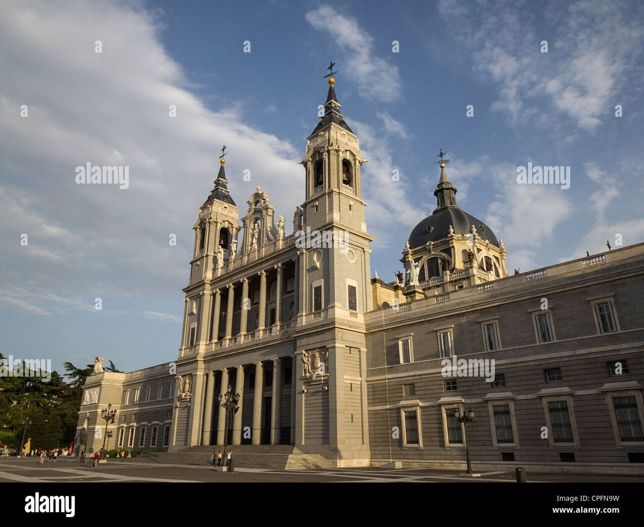 Iglesia de santa maria de la almudena fotografías e imágenes de alta
