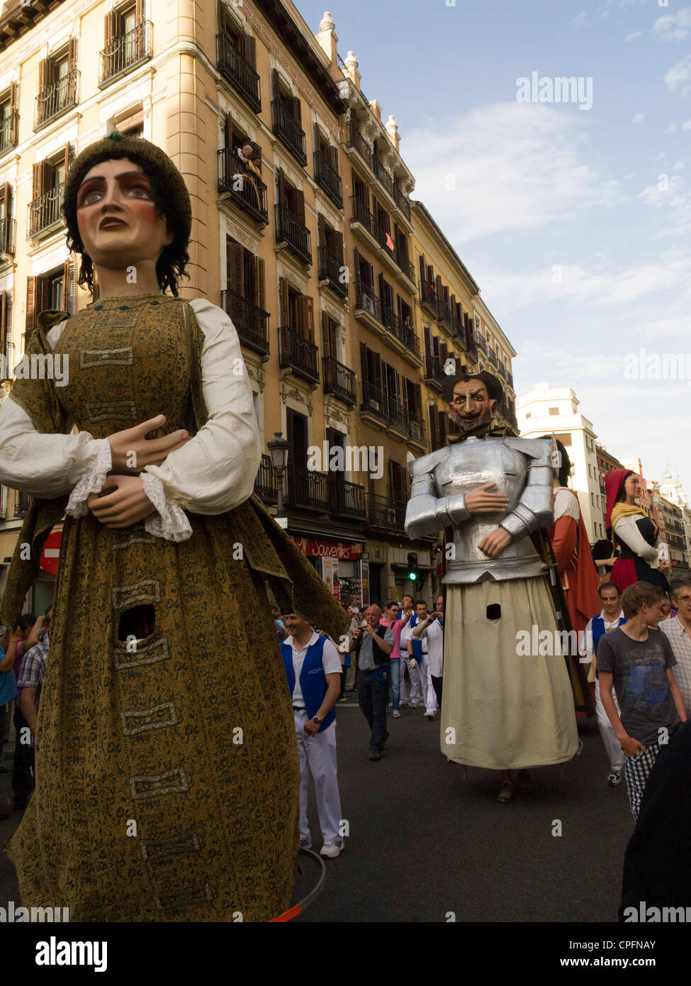 Los gigantes y grandes cabezas (gigantes y cabezudos) desfile de marionetas durante las fiestas de San Isidro en Madrid, España, 11 de mayo de 2012 Foto de stock