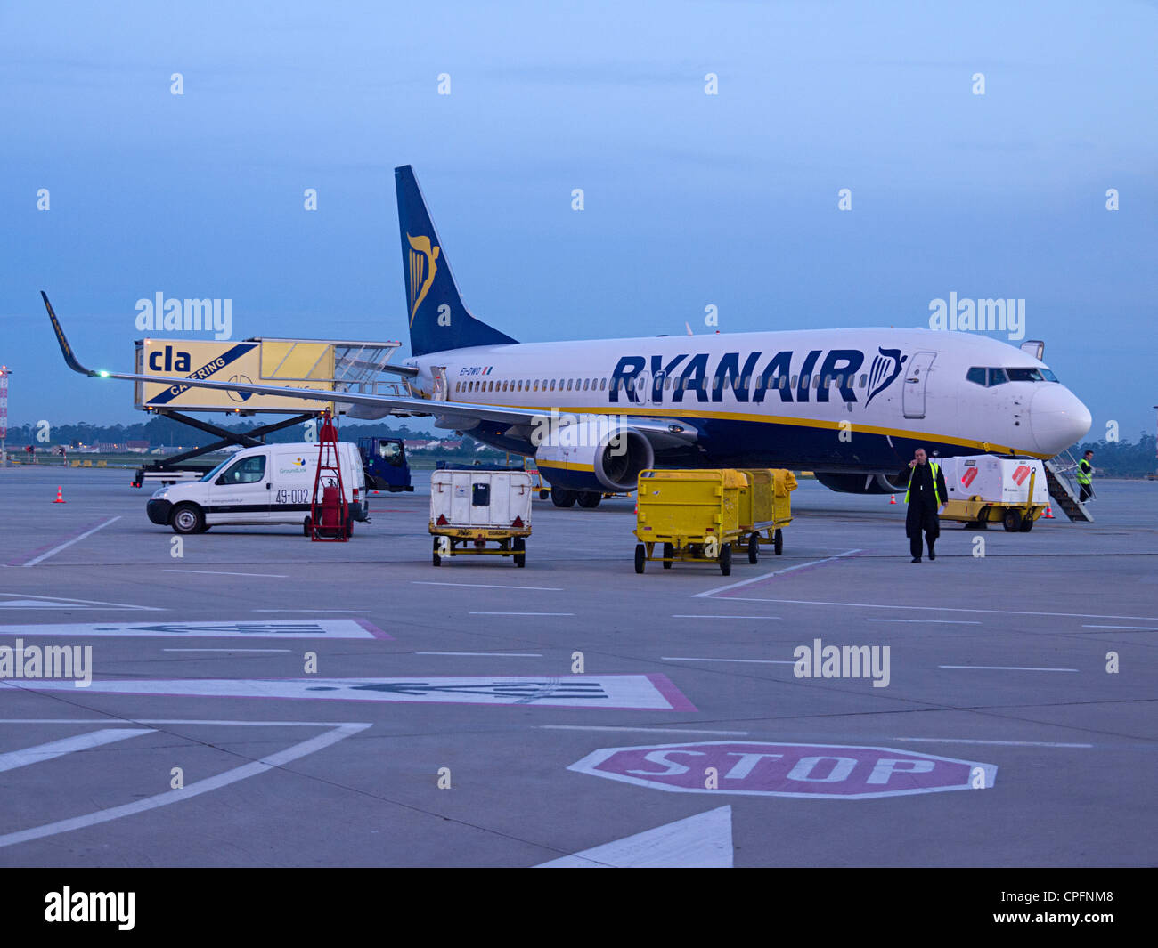 Ryanair avión en una pista del aeropuerto Foto de stock