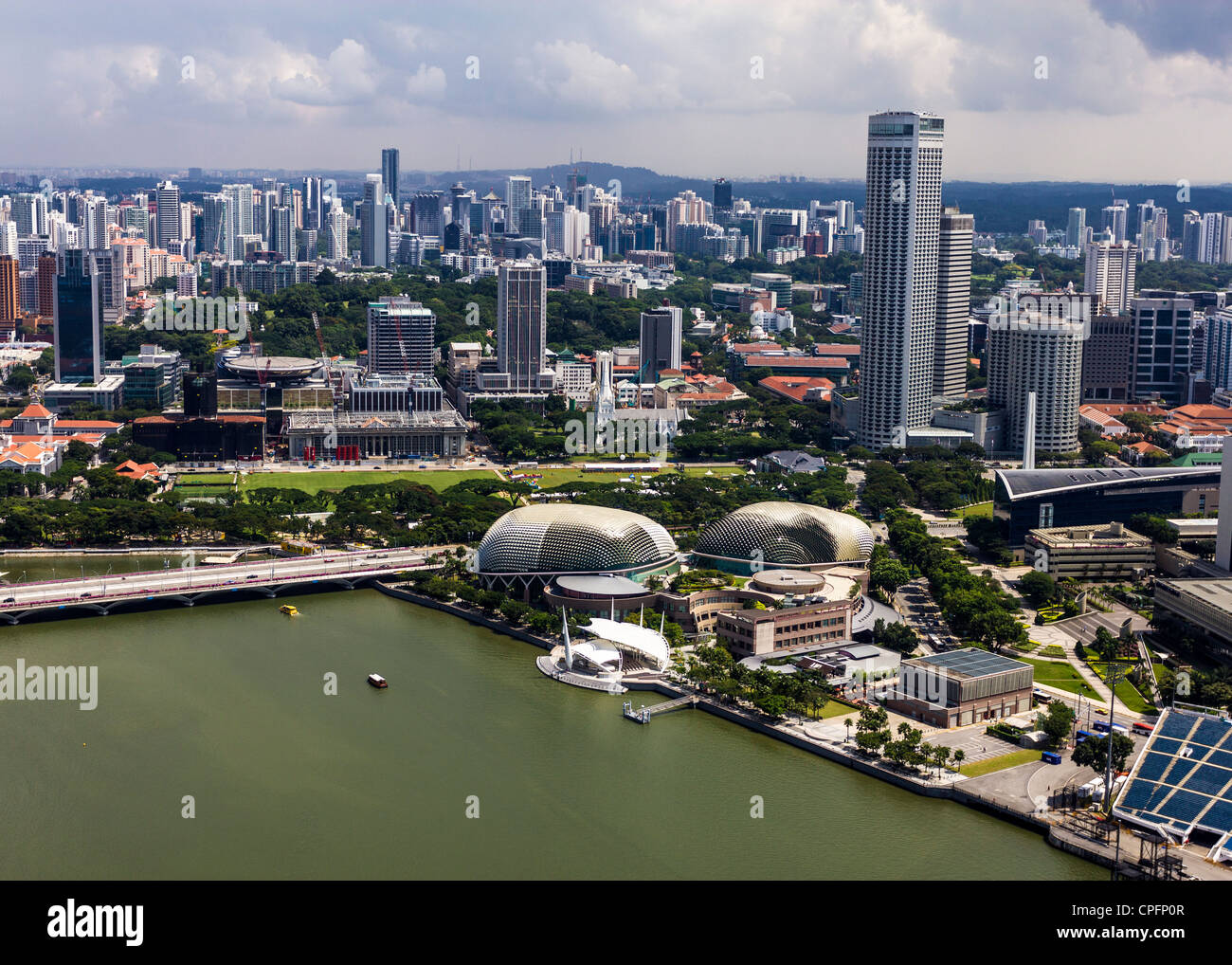 Opiniones de Sky Park en Marina Bay Sands, Singapur. Un moderno shopping, hotel y complejo casino. Foto de stock