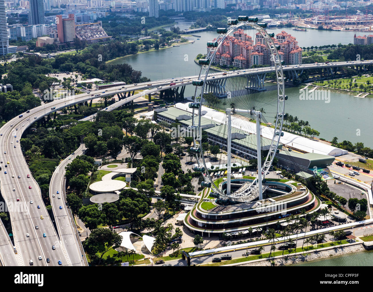 Opiniones de Sky Park en Marina Bay Sands, Singapur. Un moderno shopping, hotel y complejo casino. Foto de stock