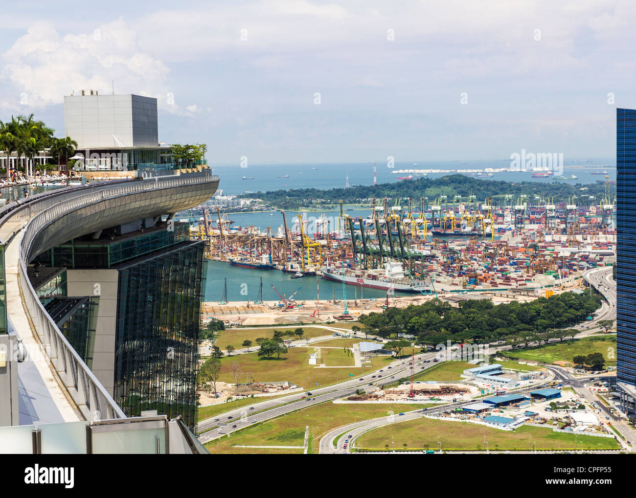 Opiniones de Sky Park en Marina Bay Sands, Singapur. Un moderno shopping, hotel y complejo casino. Foto de stock