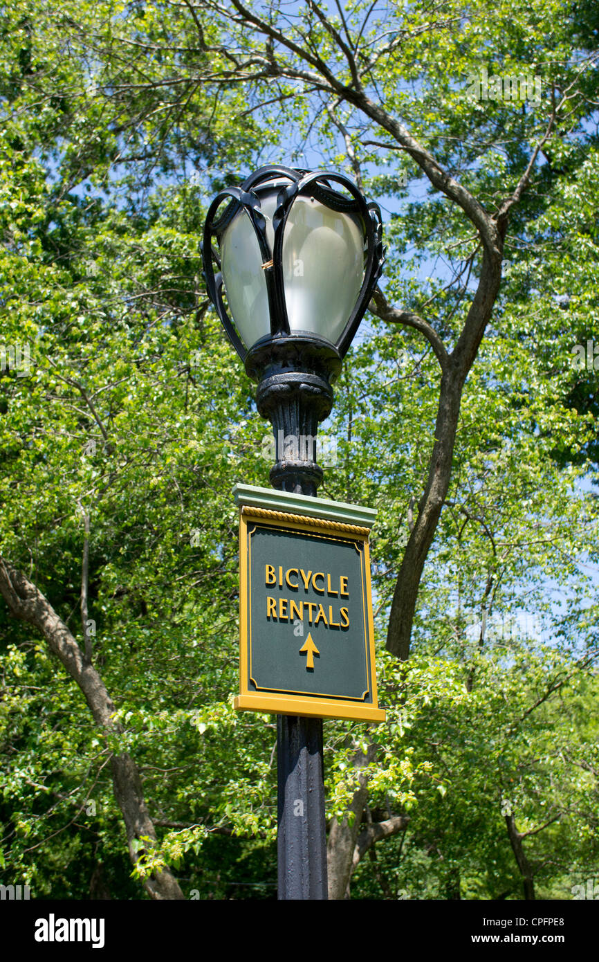 Un cartel señala el camino hacia el lugar donde usted puede alquilar  bicicletas en Central Park, New York City Fotografía de stock - Alamy