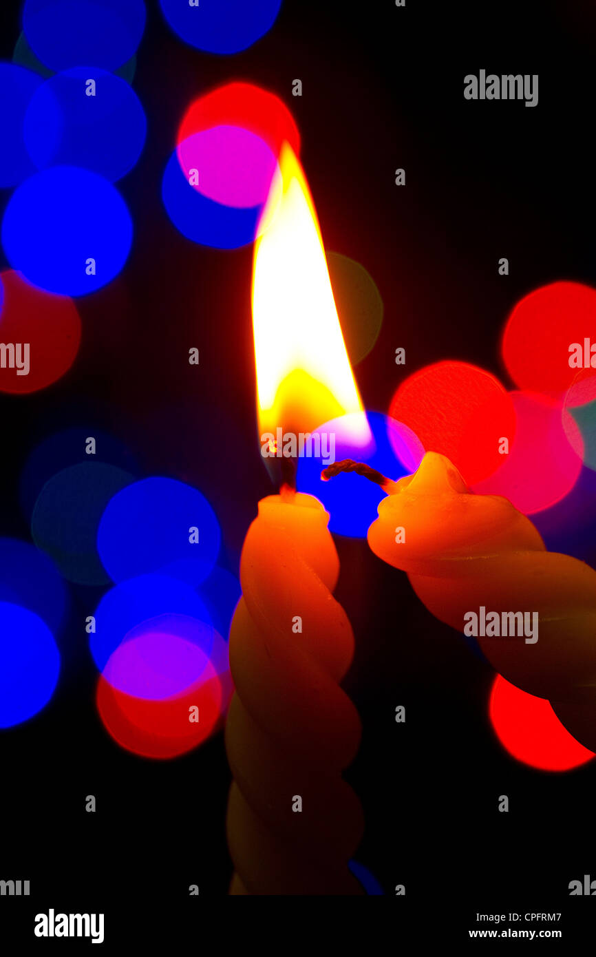 A la luz de las velas con fondo de color Foto de stock