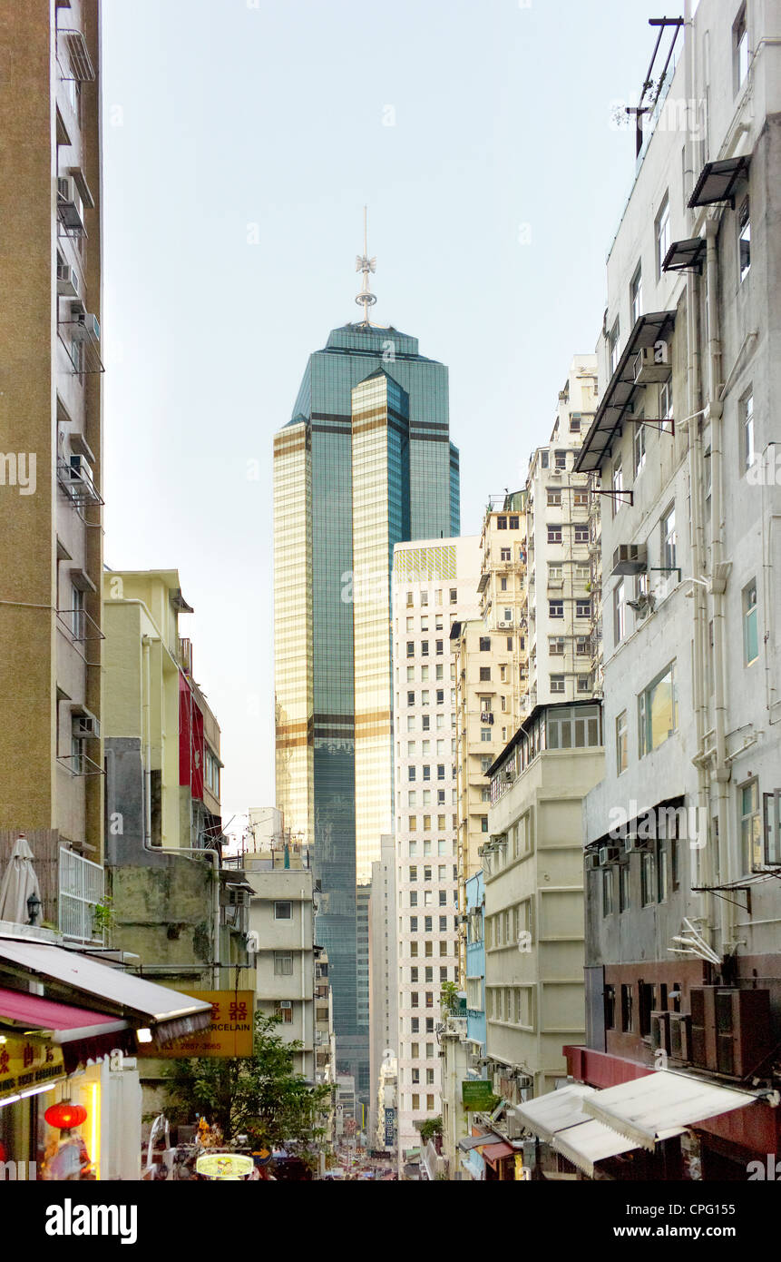El Centro de Hong Kong, China con el contraste de los edificios antiguos. Foto de stock
