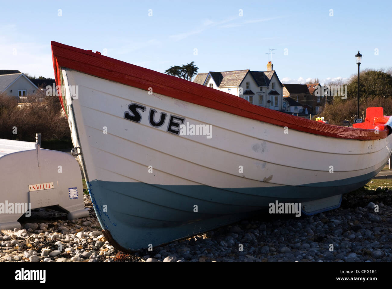 Un pequeño bote a remo llamado SUE en Pebble Beach Foto de stock
