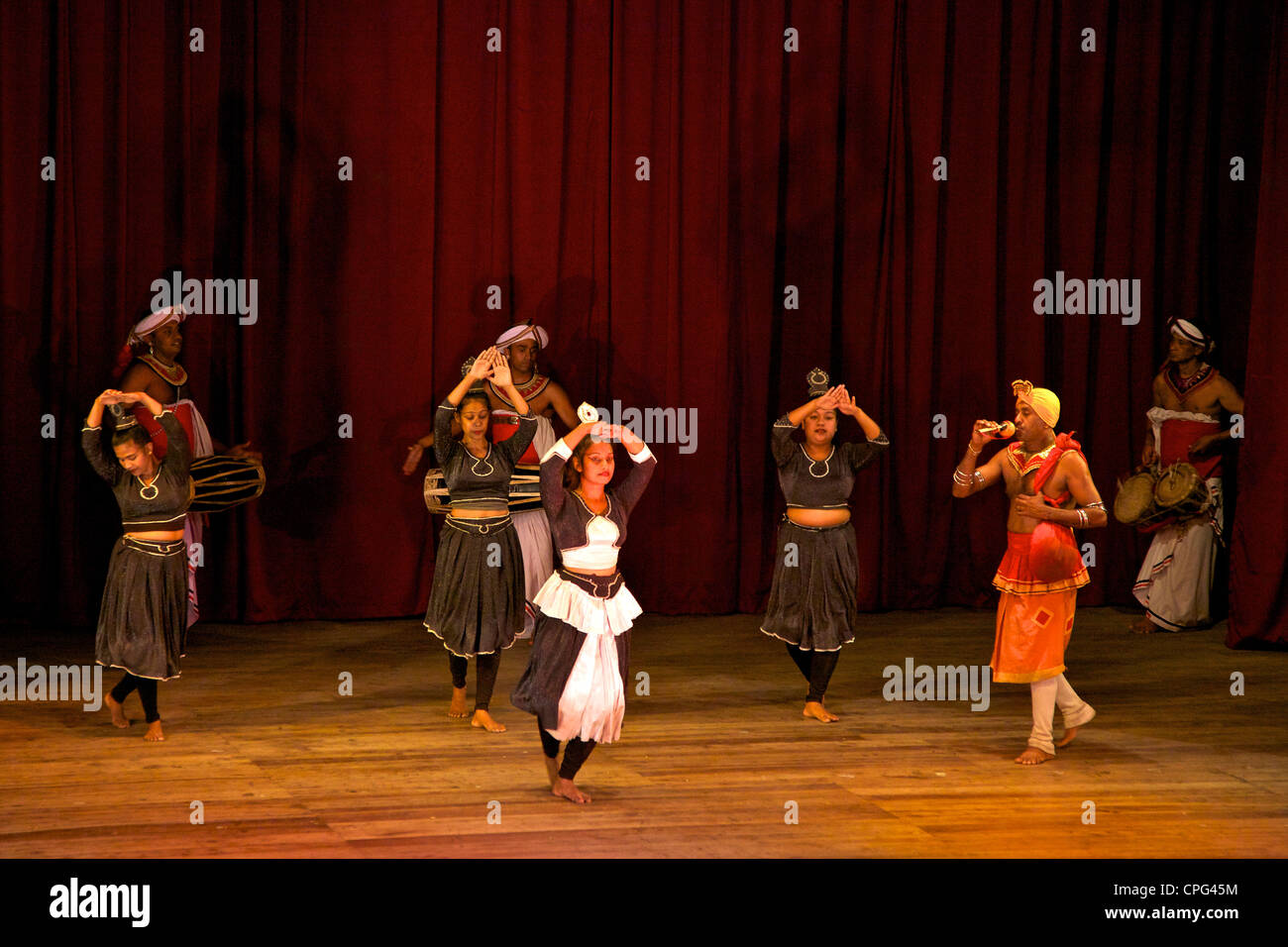 Bailarines y músicos tradicionales, espectáculos culturales, Kandy, Sri Lanka, Asia Foto de stock