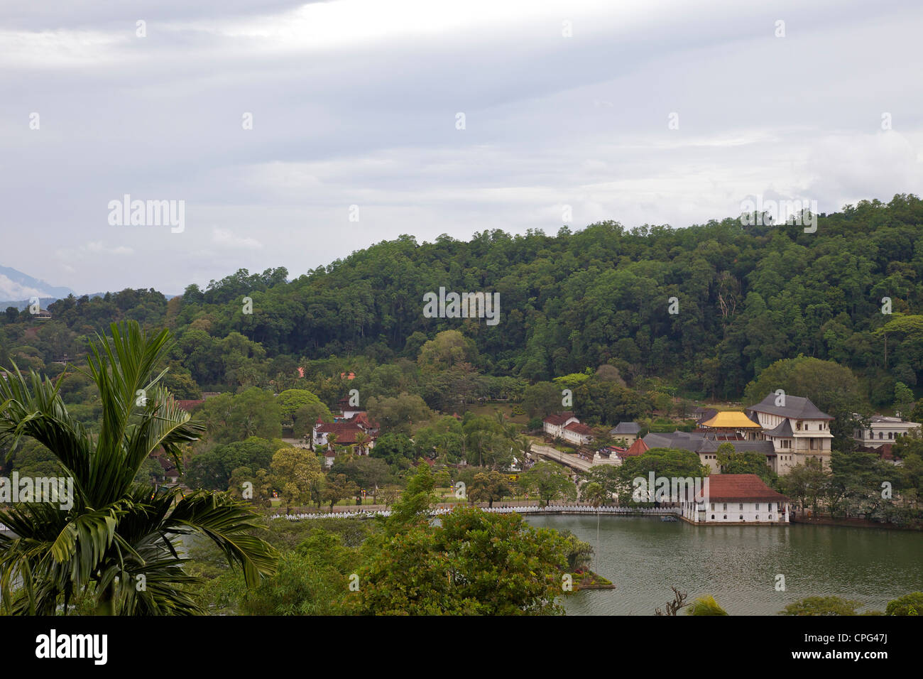 Vista del lago y el Templo de la Reliquia del Diente o Sri Dalada Maligawa, Kandy, Sri Lanka, Asia Foto de stock