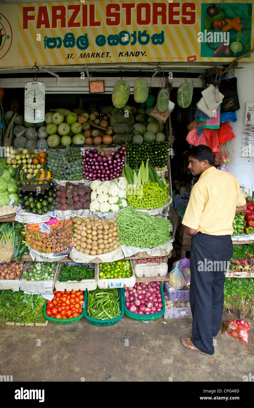 Calado de verduras frescas en el mercado de Kandy, Sri Lanka, Asia Foto de stock
