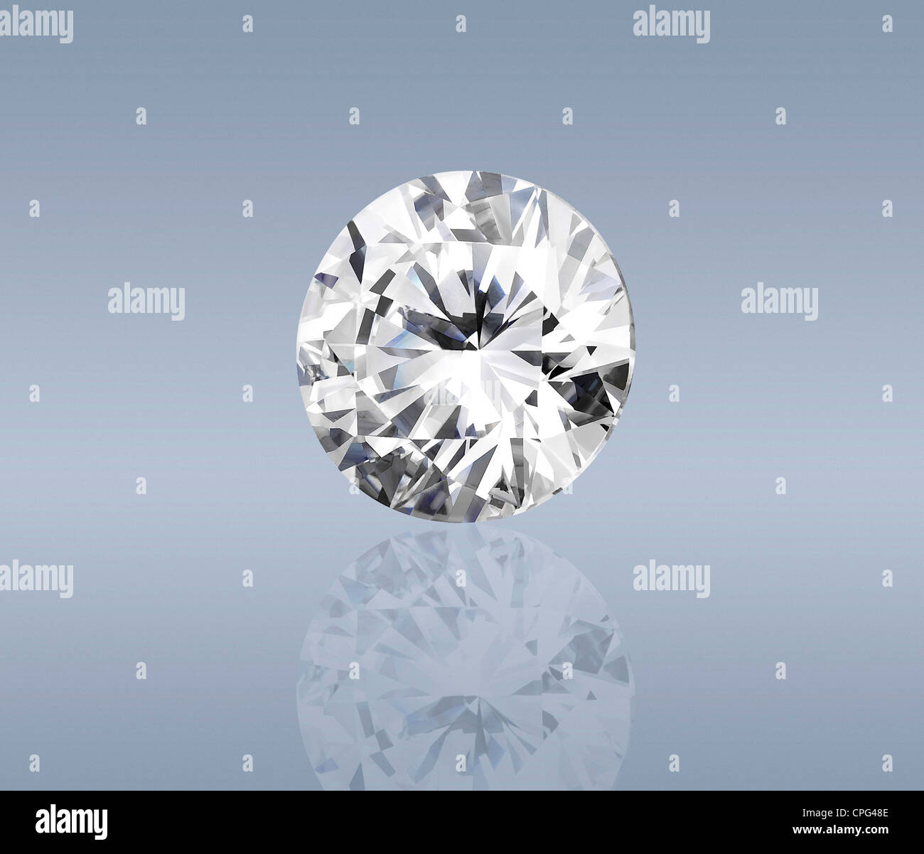Primer plano de una sola piedra de diamante de alta calidad y reflexión Foto de stock