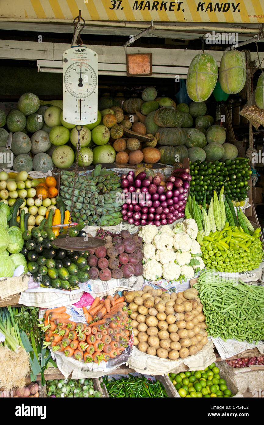 Calado de verduras frescas en el mercado de Kandy, Sri Lanka, Asia Foto de stock