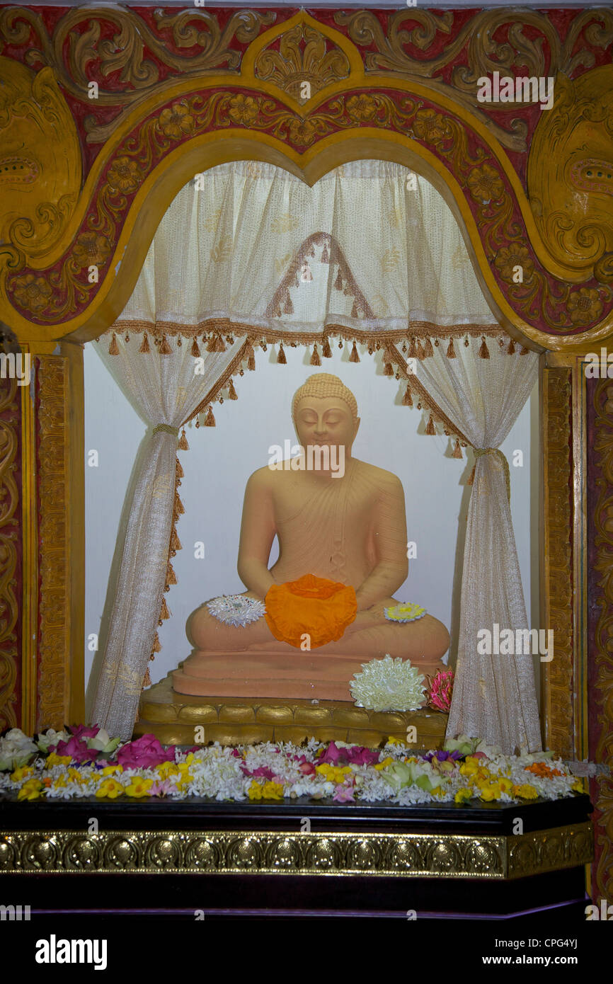 Ofertas de Lotus, el templo de la Reliquia del Diente o Sri Dalada Maligawa, Kandy, Sri Lanka Foto de stock