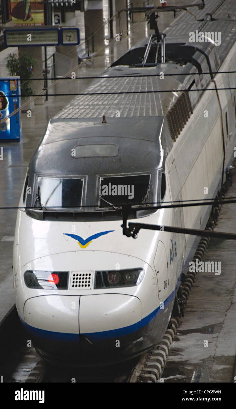 Tren de Alta Velocidad Español (AVE) en la estación de tren de Santa