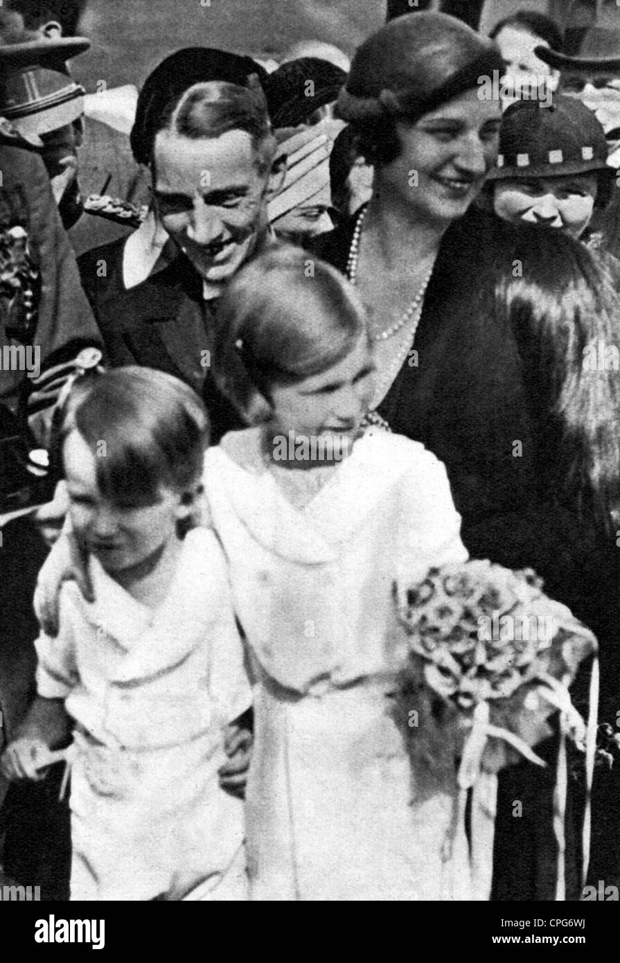 Astrid, 17.11.1905 - 29.8.1935, Reina Consort de los belgas 17.2.1934 - 29.8.1935, con los niños la princesa Josephine Charlotte y el príncipe heredero Baudouin, 'Die Woche', 4.9.1935, Foto de stock