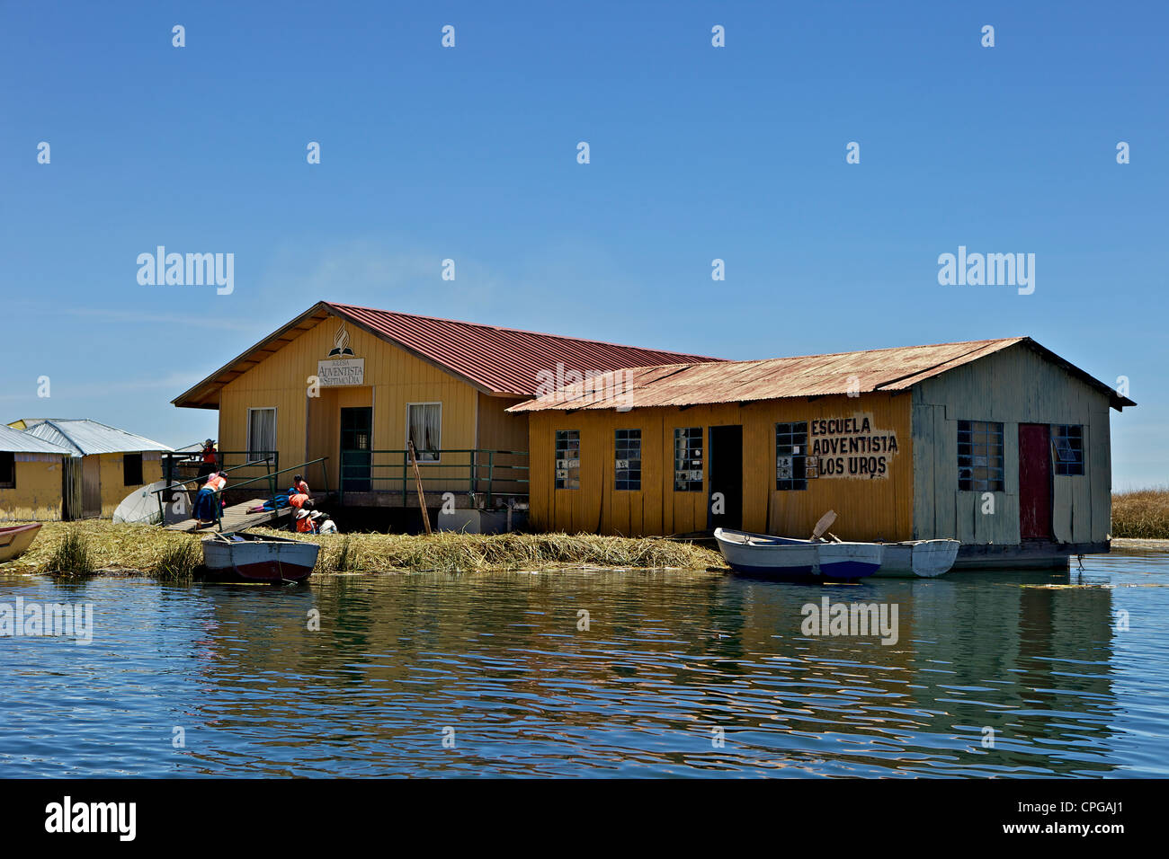 School islas flotantes puno peru fotografías e imágenes de alta resolución  - Alamy