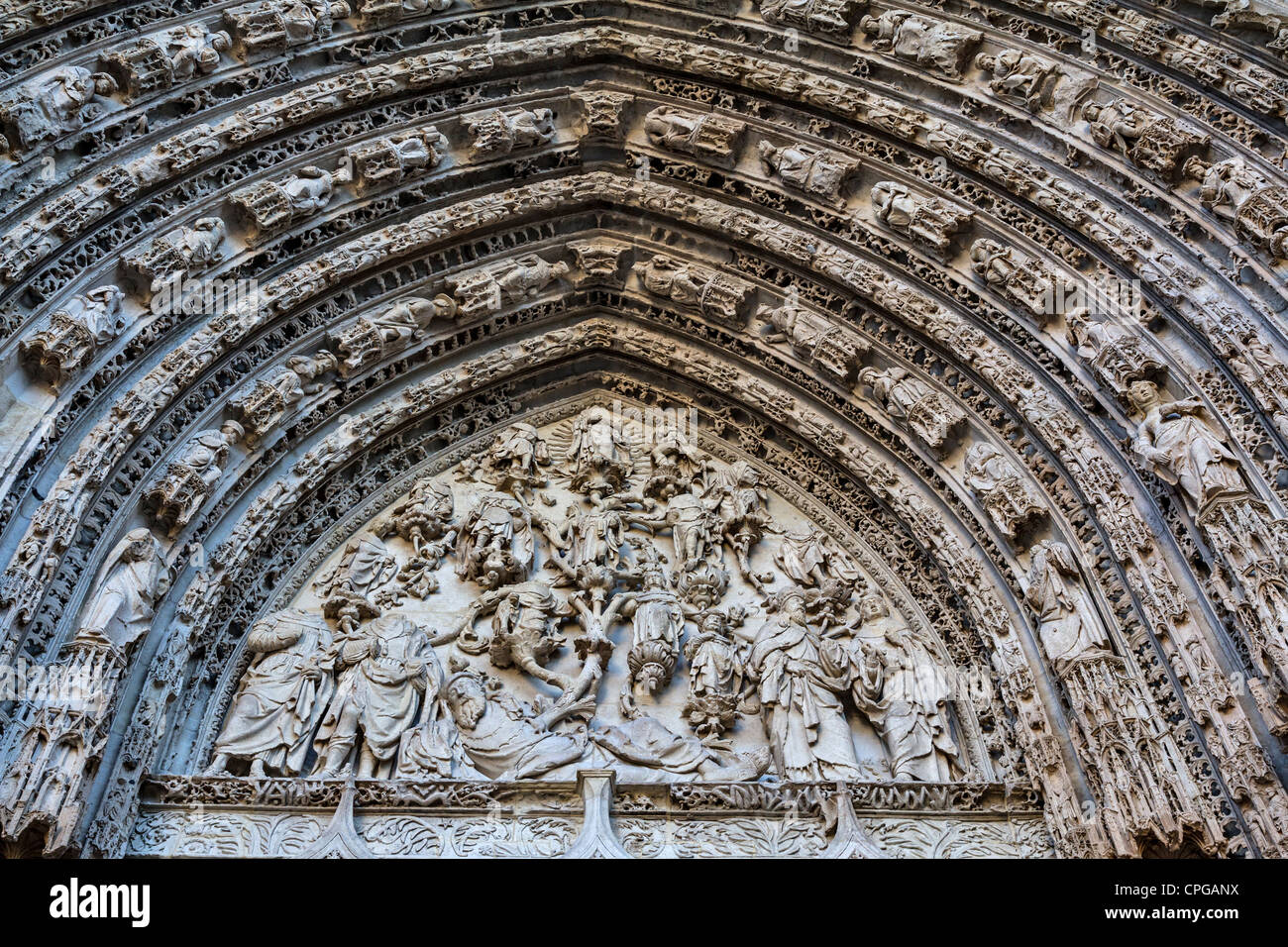 Socorro de la escultura en el exterior de la Catedral de Rouen, Francia Foto de stock