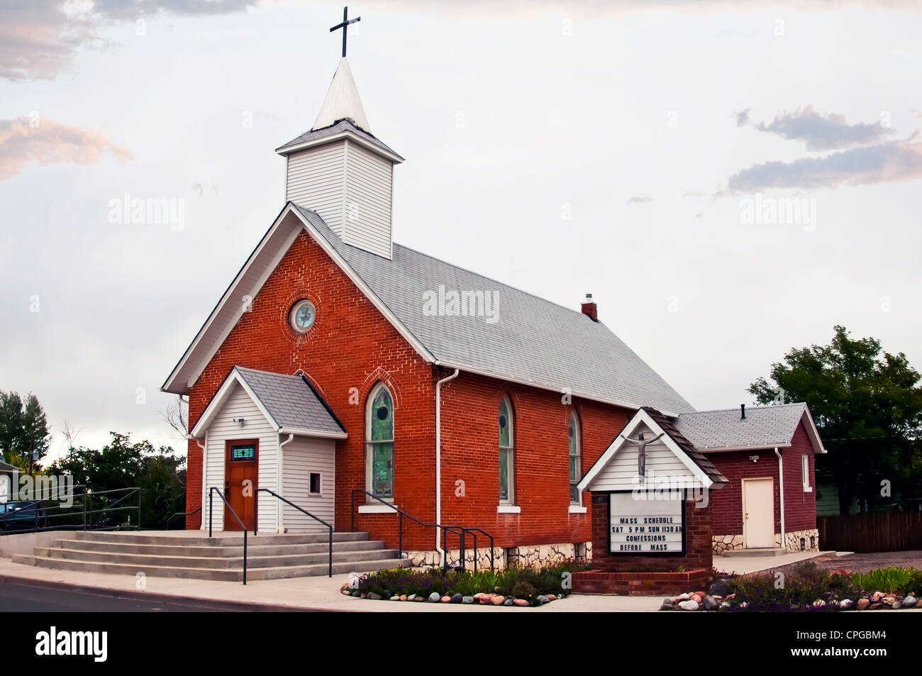 Pequeña iglesia cristiana en un centro comunitario de Colorado, EE.UU. Foto de stock