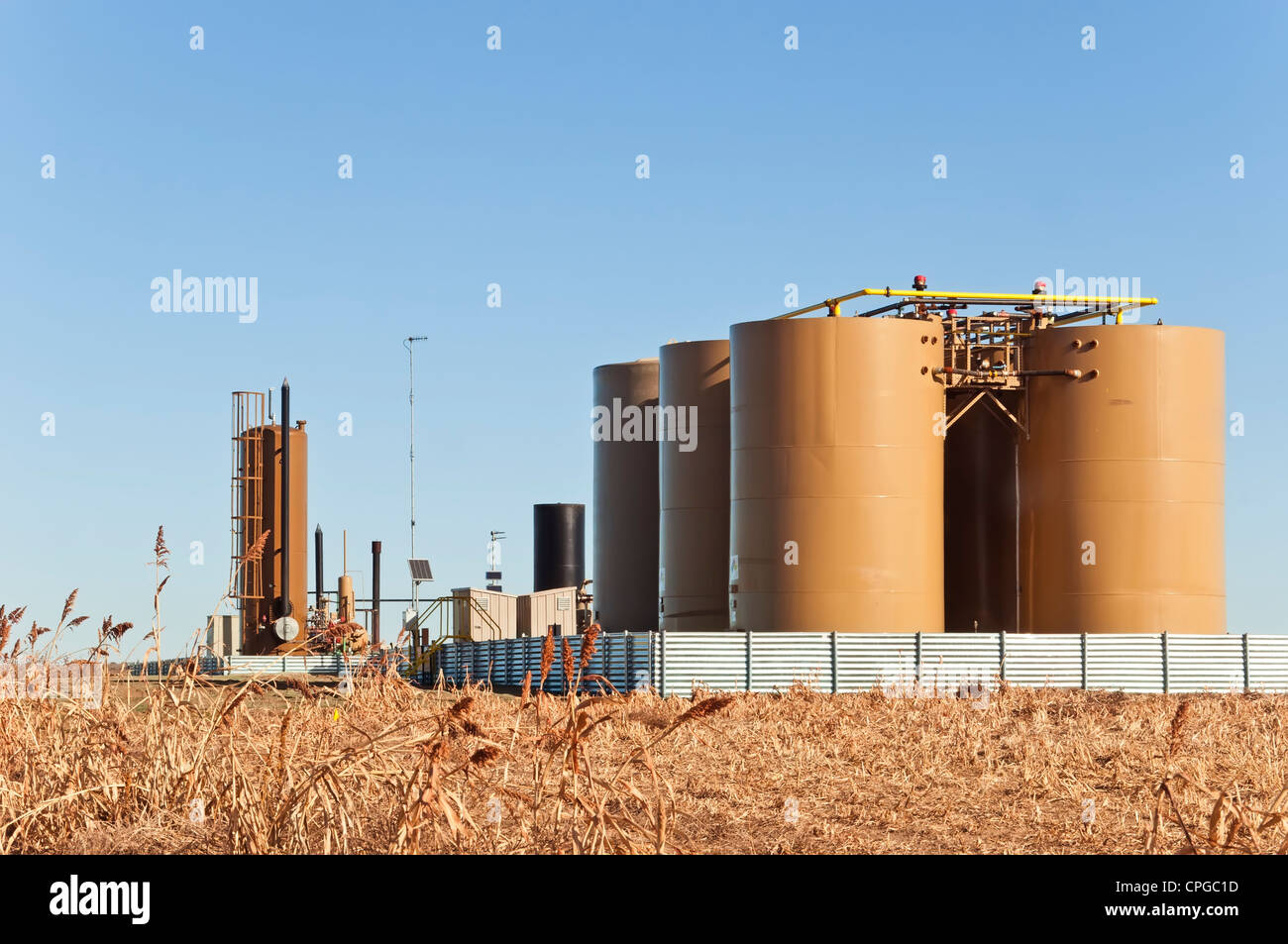 Los tanques de almacenamiento y treater para separar el agua del petróleo  crudo o condensado de gas natural en el centro de Colorado, Estados Unidos  Fotografía de stock - Alamy
