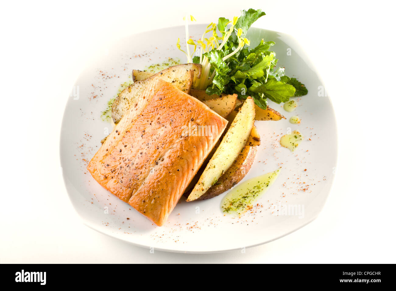 Un plato de salmón asado chileno sobre una cama de papas Foto de stock