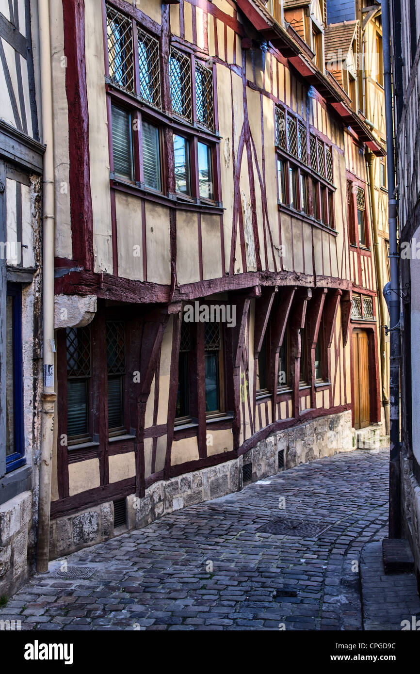 Arquitectura en Rue des Fossés Louis VIII, Rouen, Francia Foto de stock