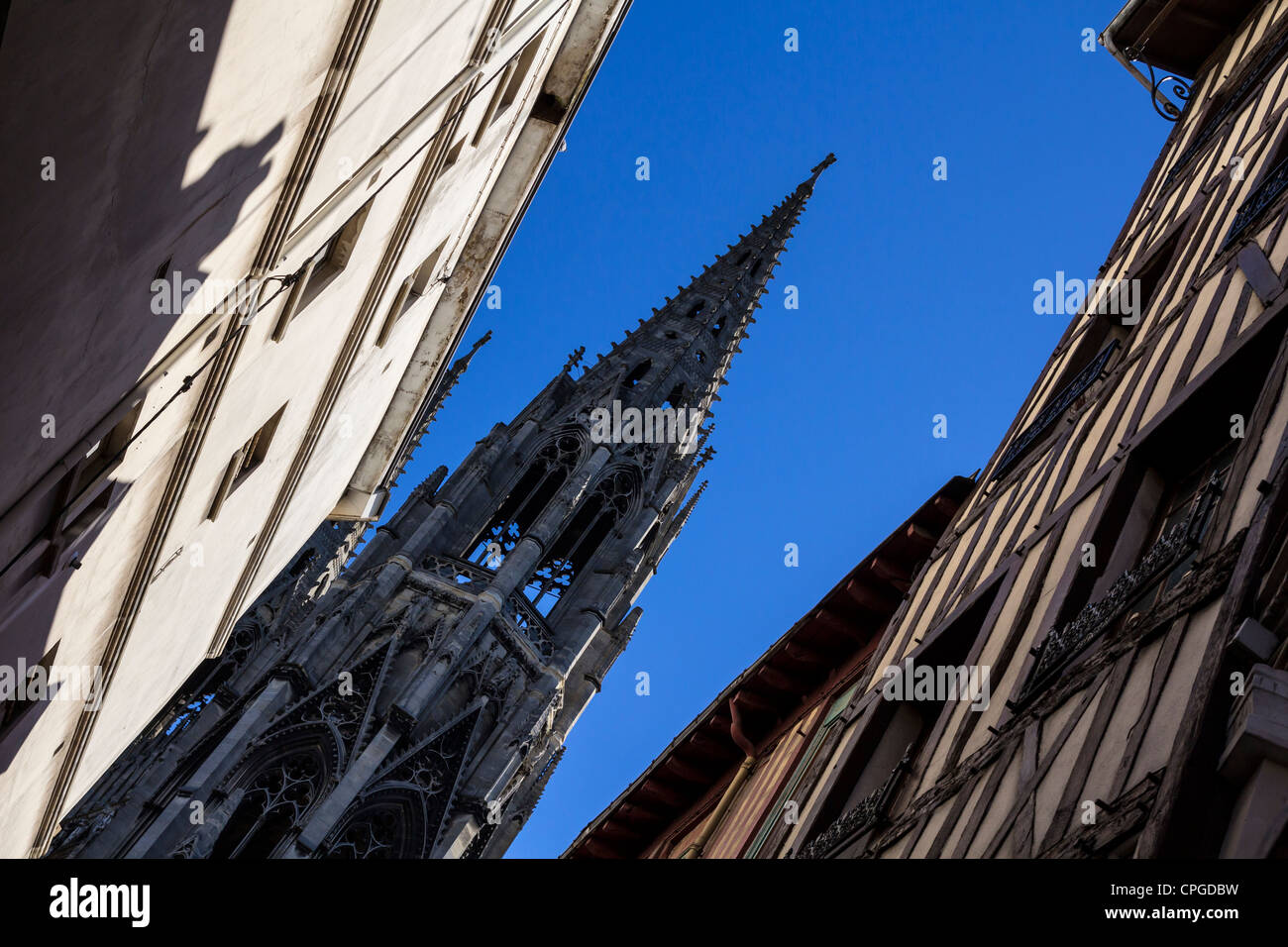 Arquitectura y espira de Eglise Saint-Ouen en Rue des Fossés Louis VIII, Rouen, Francia Foto de stock