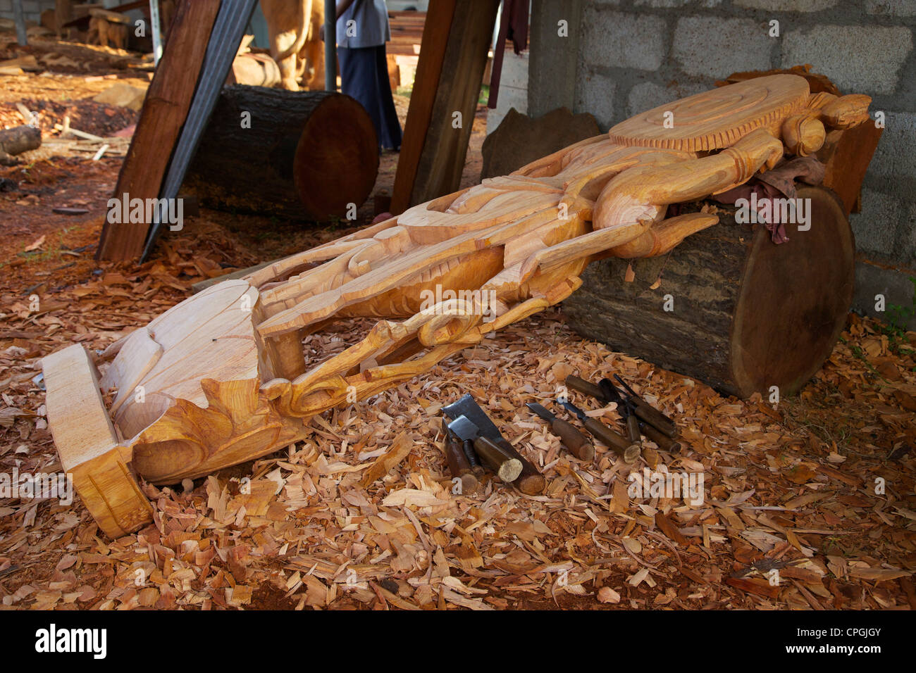 Tallado en madera de Sri Lanka, la fábrica, Polonnaruwa, Sri Lanka, Asia Foto de stock