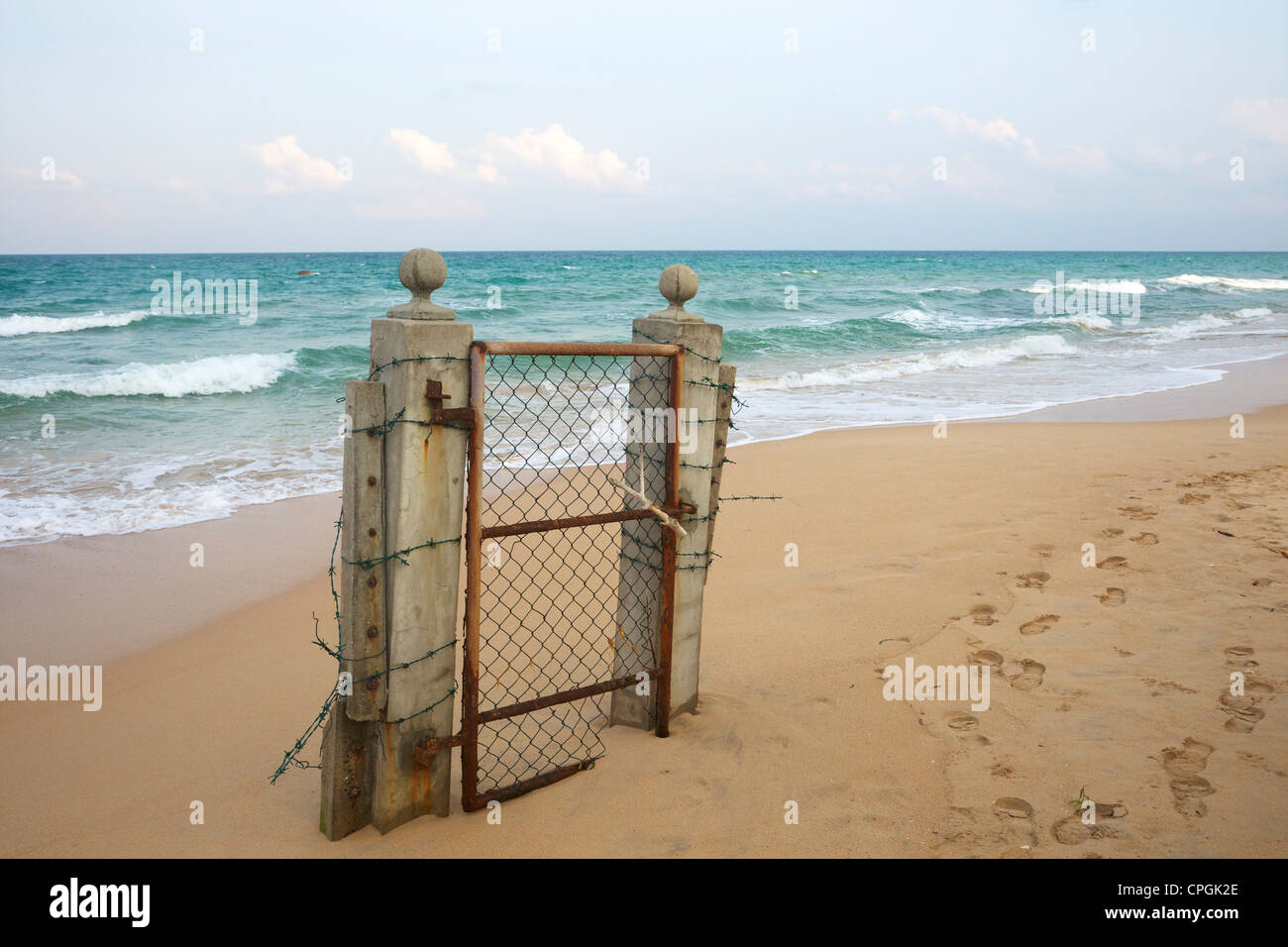 Puerta de entrada a la playa, Nilaveli, Trincomalee, Sri Lanka, Asia Foto de stock