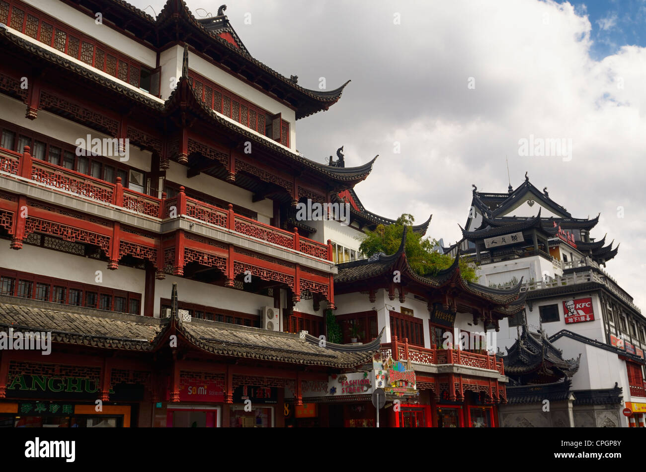 La arquitectura tradicional china en Fangbang Zhong Road con tiendas incluyendo KFC en Hangpu District Shanghai, República Popular de China Foto de stock