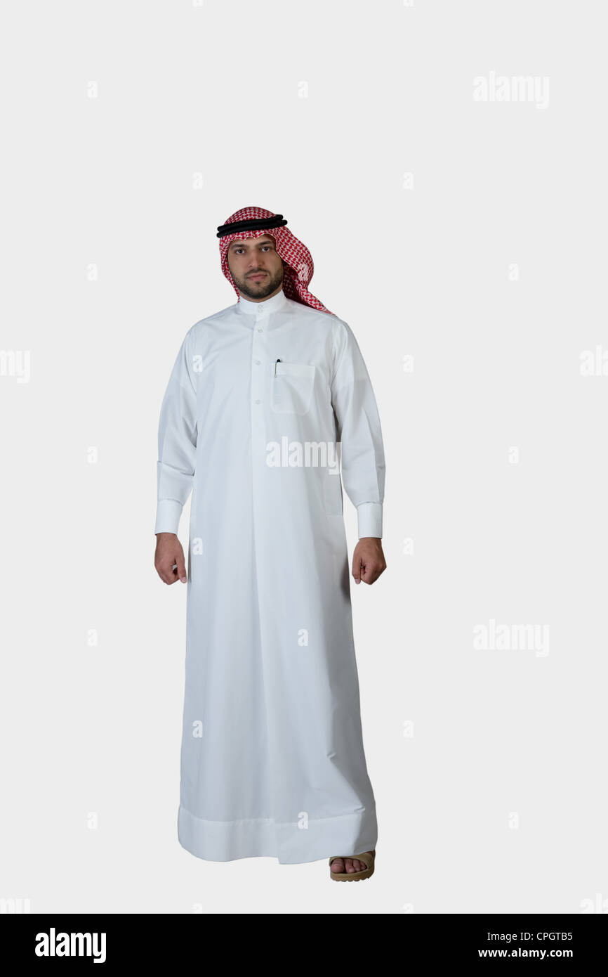 Suri traje Correspondiente a Árabe hombre vestido con un traje tradicional, mirando a la cámara  Fotografía de stock - Alamy