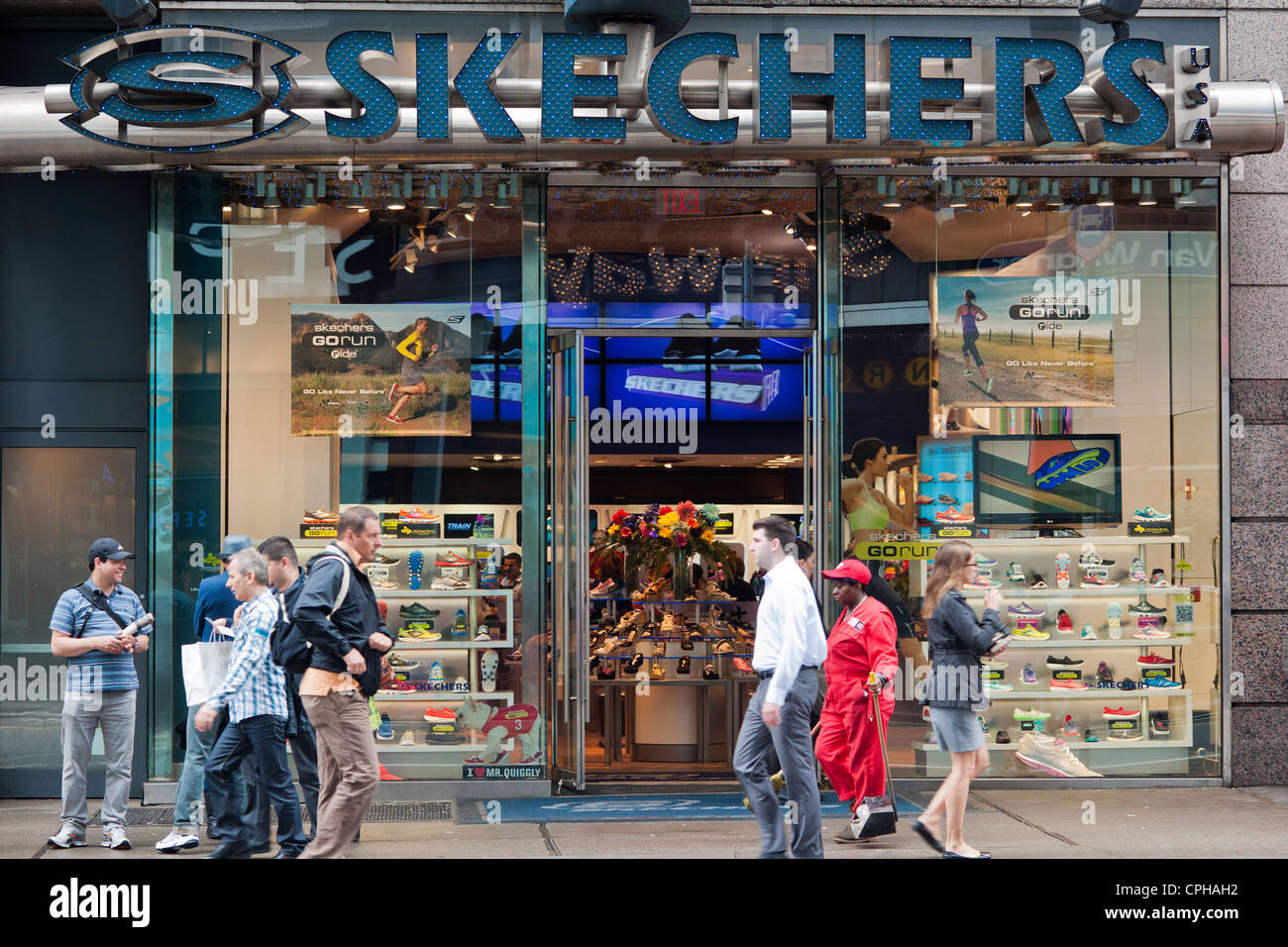 Una tienda de calzado Skechers en Manhattan en Nueva York Fotografía de  stock - Alamy