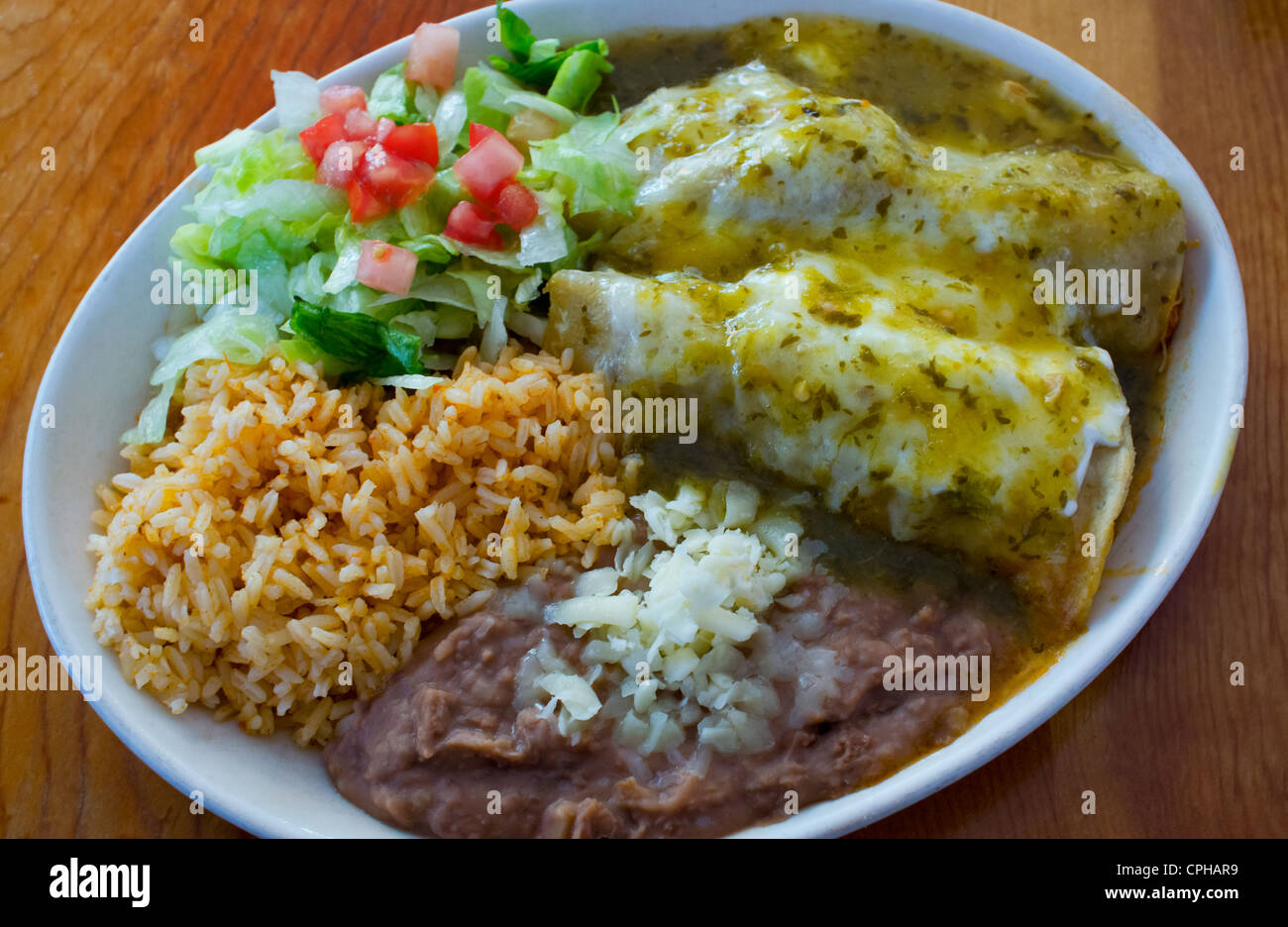 Enchiladas Suizas mexicana con arroz, frijoles refritos con queso y