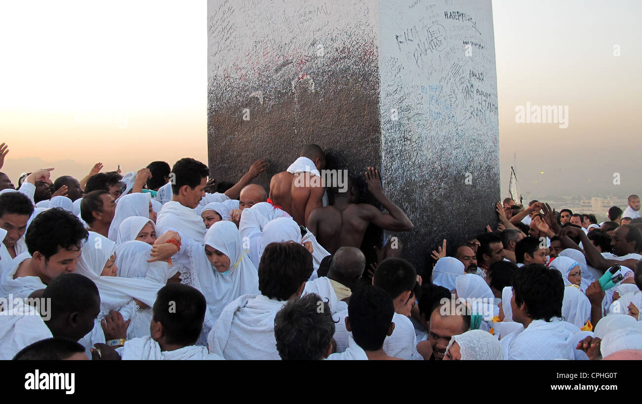 Los peregrinos besar la piedra negra Al Hajar Al Aswad Meca Arabia Saudita Foto de stock