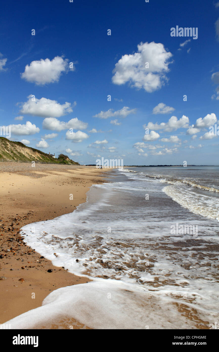Las olas que rompen en la orilla de la playa de Dunwich Suffolk Inglaterra Foto de stock